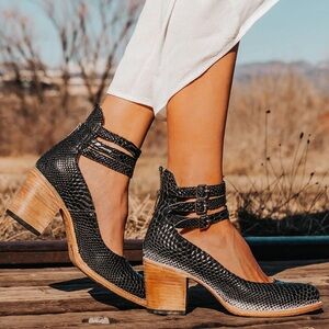 Freebird by Steven- RANDI Black Snake